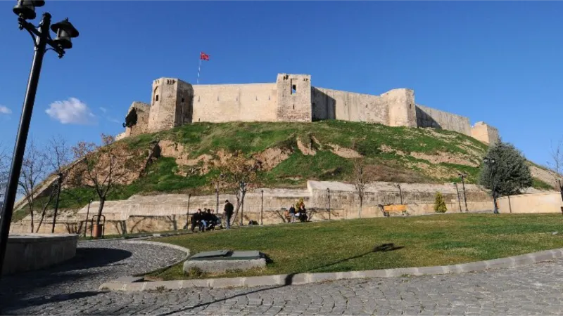 Hasar gören tarihi Gaziantep Kalesi'nde restorasyon başlıyor