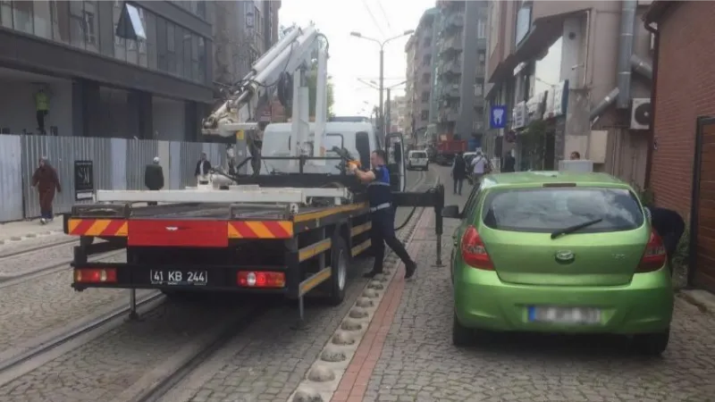 Tramvay yoluna park edilen araçlar çekiliyor