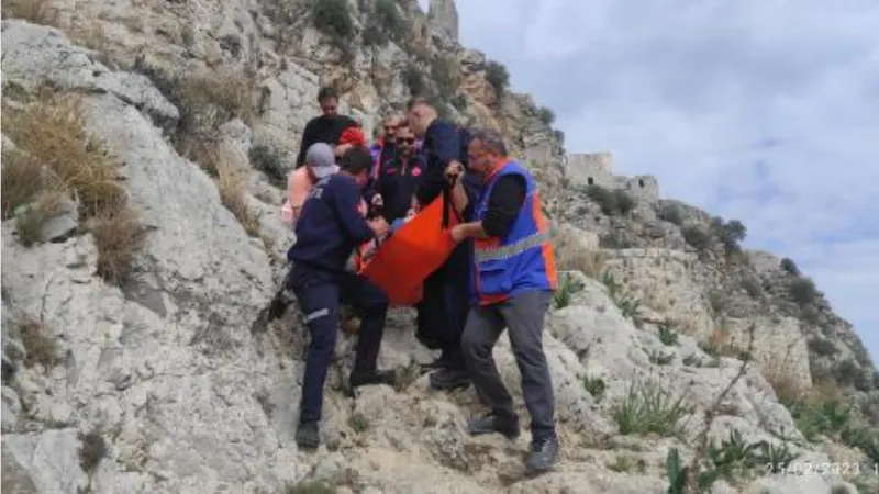 ABD'li turist, Adana'da tarihi Yılankale'de düşüp yaralandı