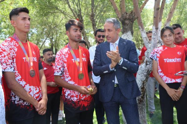 Batmanlı Dünya şampiyonu atletler ve antrenörleri tam altınla ödüllendirildi