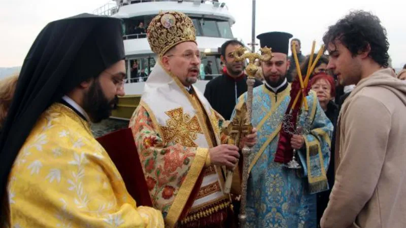 Ortaköy'deki haç çıkarma töreninde denize atladı, başından yaralandı