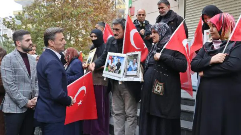 Bahçelievler Belediye Başkanı Bahadır'dan evlat nöbetindeki ailelere ziyaret