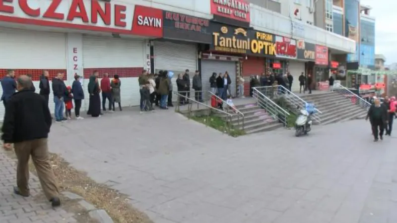 Nöbetçi eczane önünde uzun sıralar oluştu; bekleyenler tepki gösterdi