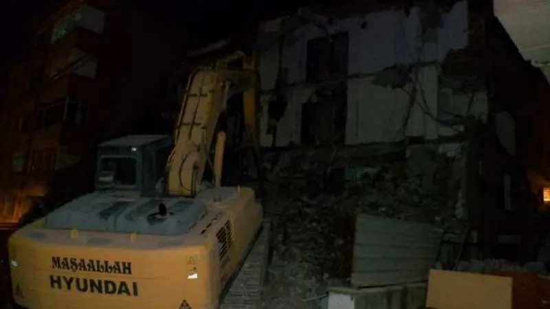 Maltepe'de yıkım yapılan binanın molozları iş makinesinin üzerine düştü