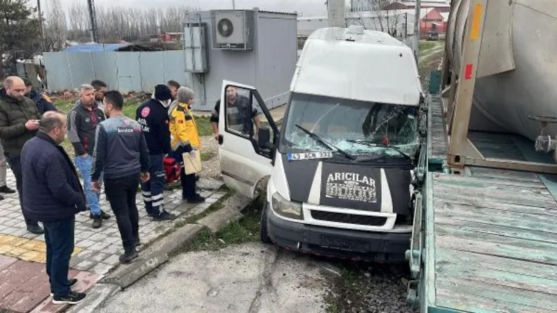 Yük treni, hemzemin geçitte minibüse çarptı