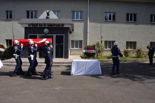 Kara yoluna düşen yelken kanatta ölen 1'i emekli 2 asker için tören