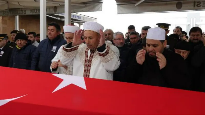 Depremde yaşamını yitiren üsteğmenin cenaze namazını imam olan babası kıldırdı