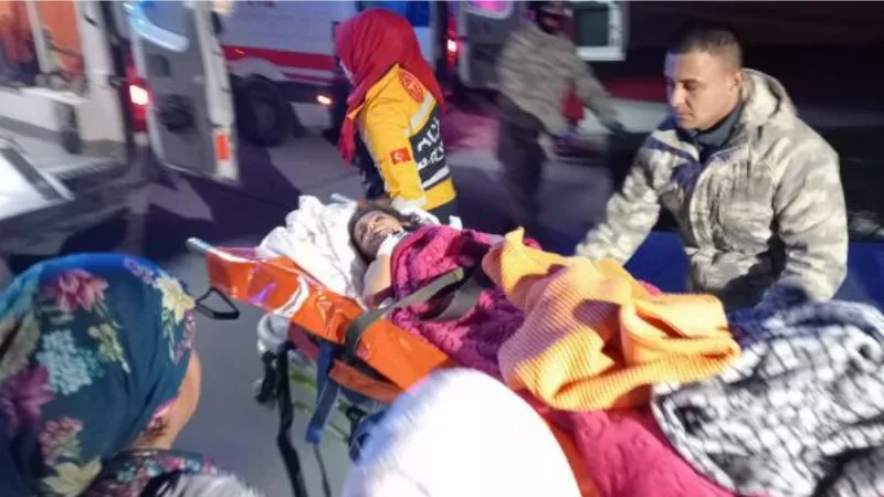 Depremde yaralanan 49 kişi askeri kargo uçağı ile İstanbul'a getirildi