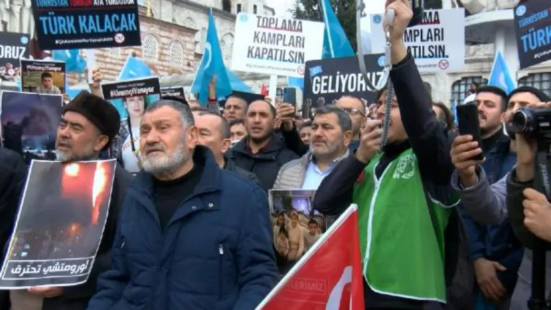 Genç İHH Fatih Camii önünde Çin'i protesto etti