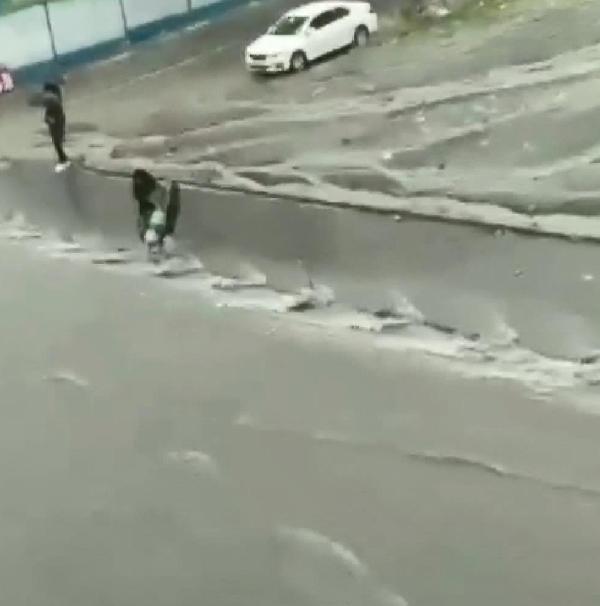 Selin otomobil altına sürüklediği kadını kurtarmak için seferber oldular