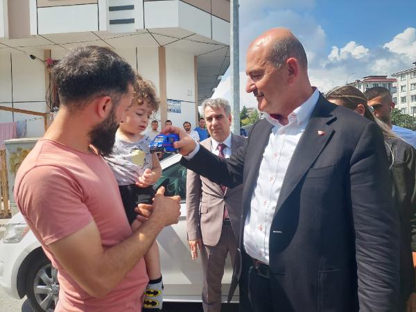 Bakan Soylu Esenyurt'ta su baskını yaşanan mahallelerde incelemede bulundu