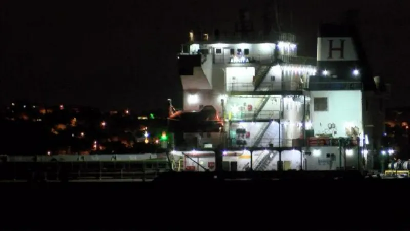 İstanbul Boğazı'nda makine arızası yapan gemi römorkörlerle Büyükdere'ye çekildi