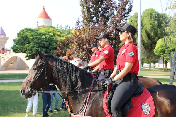 Atlı polislerden Gaziantep'te denetim