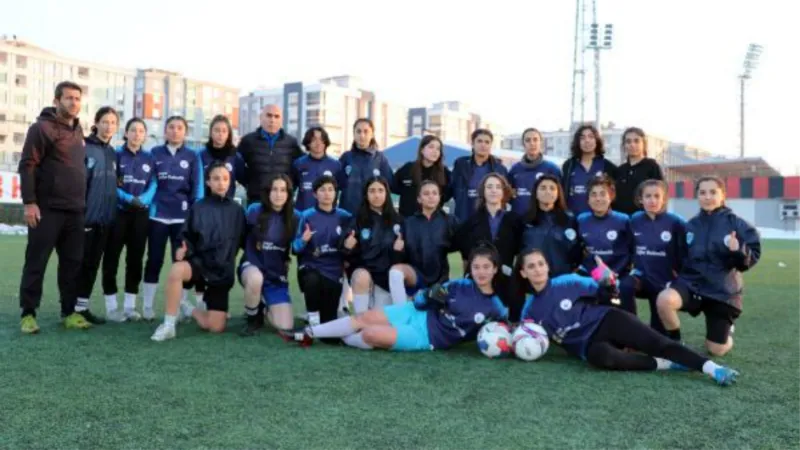 Van'da ailelerinin ikna edildiği kadın futbolcular, 3'üncü Lig'e hazırlanıyor