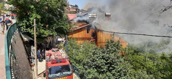 Erzincan'da ahşap evde çıkan yangın, 4 eve daha sıçradı