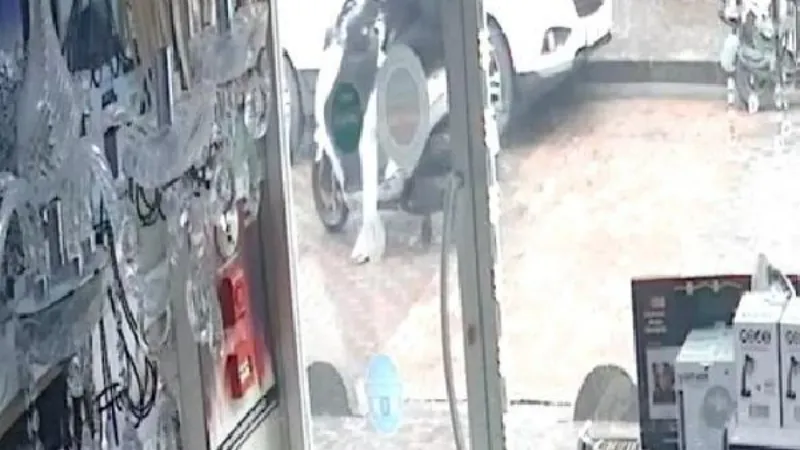 Küçükçekmece'de motor tamir dükkanına silahlı saldırı kamerada