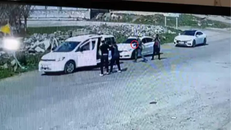 Peş peşe gelen otomobillerden inenlerin silahlı kavgası kamerada