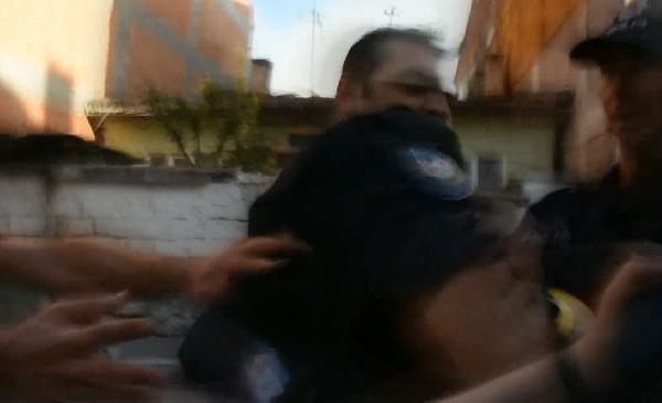 Yangın haberinde çekim yapan DHA muhabirine polisten saldırı