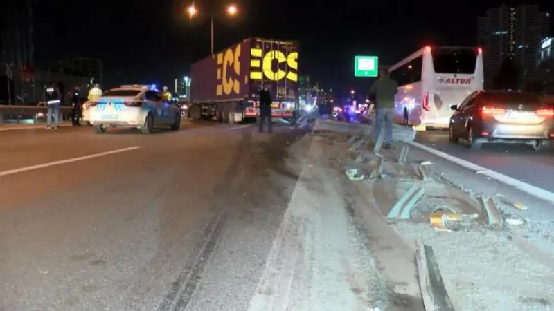 Bağcılar'da TIR bariyerlere çarptı, alkollü şoför polis merkezine götürüldü