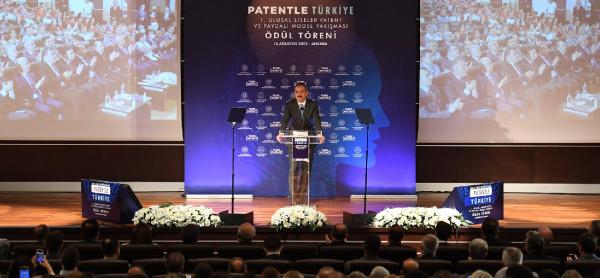 Özer ile Varank, patent ve faydalı model yarışmasında liselilere ödüllerini verdi