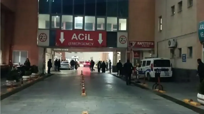 Barışmak için AVM'de buluştuğu dini nikahlı eşi ile arkadaşını bıçakla yaraladı