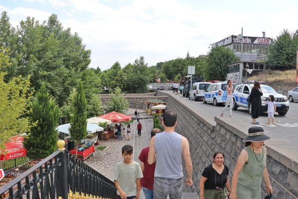 Diyarbakır’da tarihi köprüde sopalı- bıçaklı- silahlı kavga: 2 yaralı 