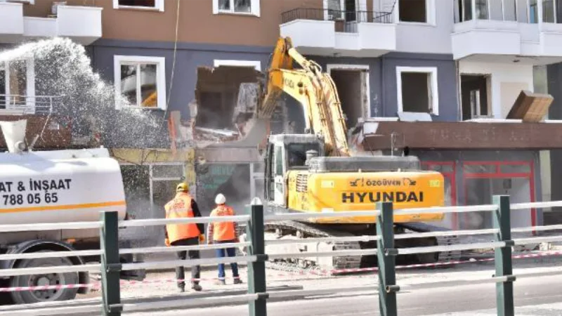 Niğde'de ağır hasarlı binalarda kontrollü yıkım