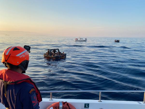 İzmir'de 192 kaçak göçmen ile 5 organizatör yakalandı, 65 kaçak göçmen kurtarıldı