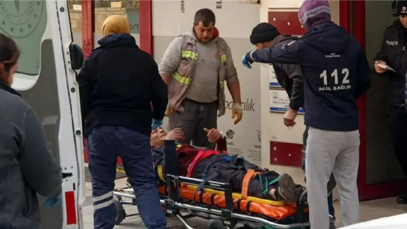 Bolu'da iş merkezi çatısından düşen işçi yaralandı