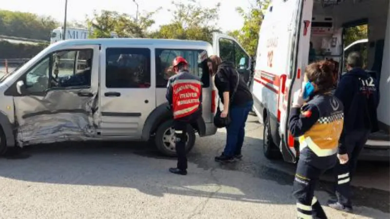 Sakarya'da otomobil, hafif ticari araca çarptı: 3 yaralı