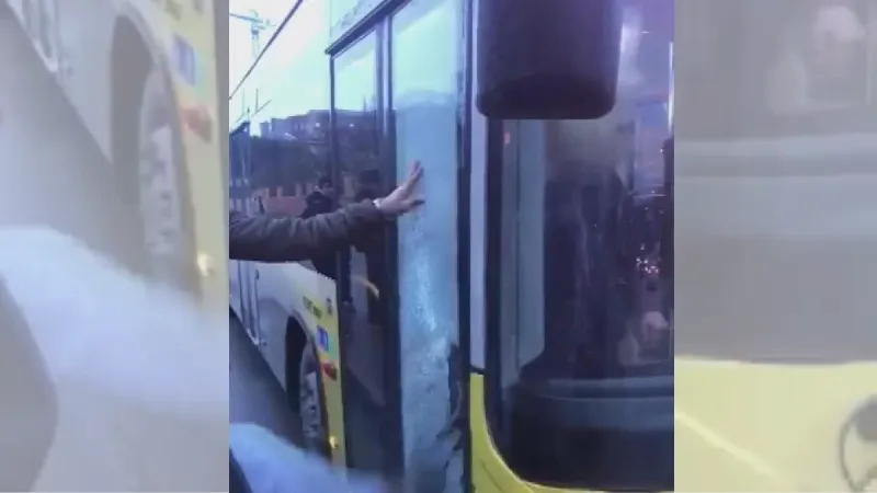 Arnavutköy'de İETT otobüsünün camını tekme atarak kırdı