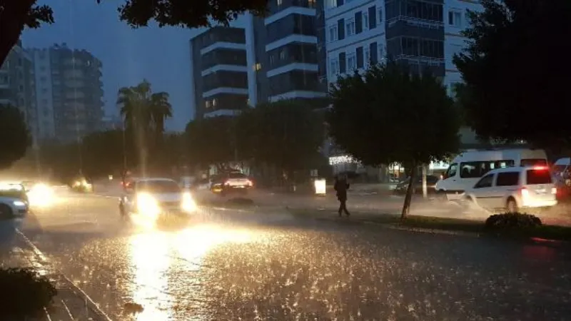 Antalya'da metrekareye 145 kilo yağmur, hızı 122 kilometreye ulaşan fırtına
