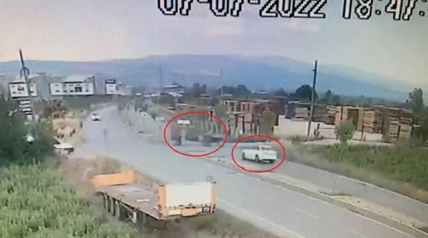 Sürücüsünün ani manevra yaptığı otomobil karşı şeride geçip devrildi; kaza kamerada