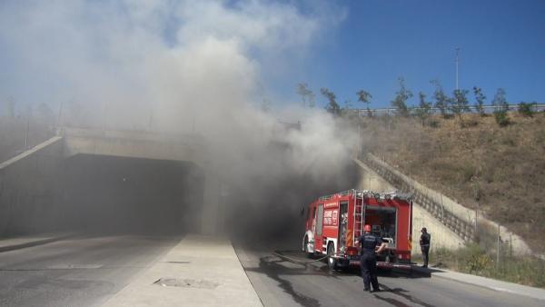Sultangazi&#039;de otobüs yangını (1)