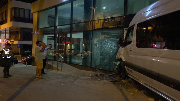 Öksürük krizi tutan şoförün kullandığı servis minibüsü bankaya girdi