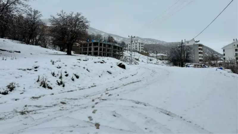 Tunceli’de Hozat-Ovacık kara yolu ile 251 köy yolu ulaşıma kapandı