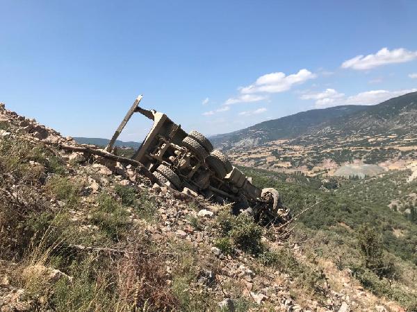 Uçuruma yuvarlanan kamyonun sürücüsü öldü