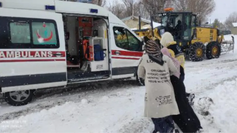 Kar nedeniyle yolu kapanan mahallelerdeki hastaları, ekipler hastaneye ulaştırdı