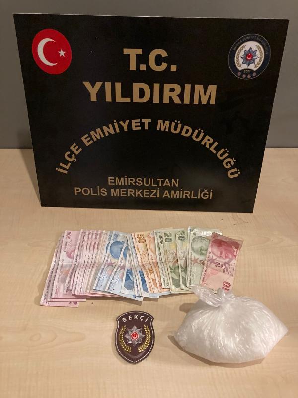 Üst araması yapılırken kaçan şüphelinin okul bahçesine attığı çantadan uyuşturucu çıktı