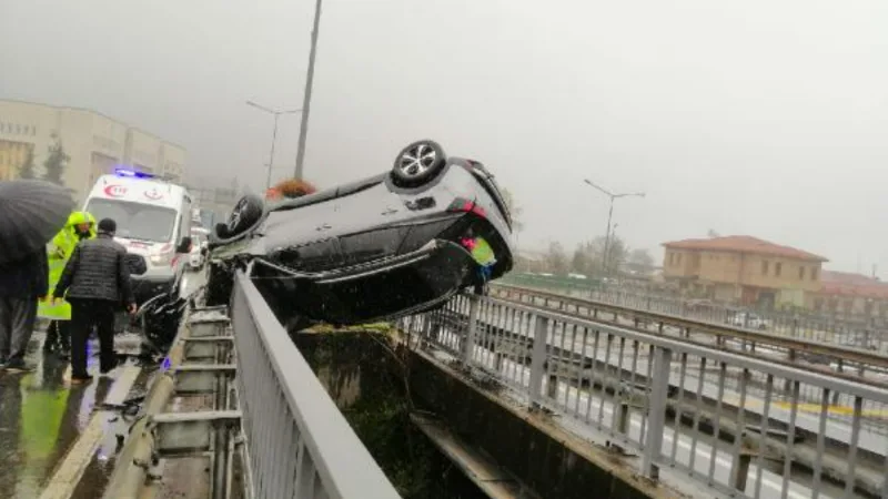 Takla atan otomobil, 2 viyadük köprüsü arasında askıda kaldı: 2 yaralı