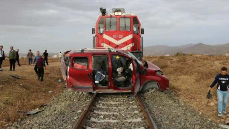 Afyonkarahisar'da tren, hafif ticari araca çarptı: 1 ölü