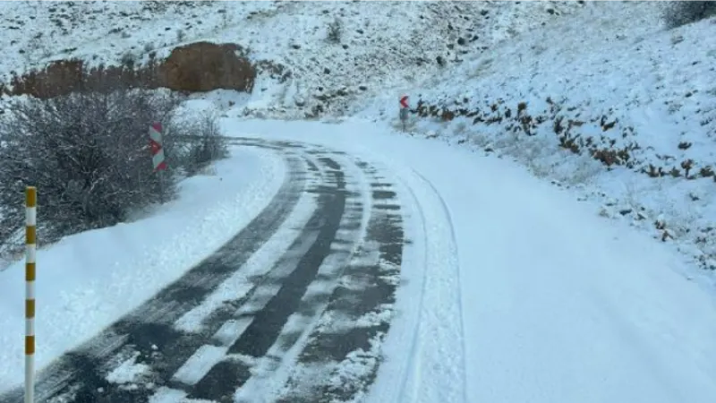 Malatya'da 14 kırsal mahalle yolu, kardan kapandı