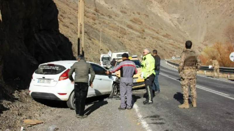 Hakkari- Van yolunda otomobil ile taksi çarpıştı: 7 yaralı