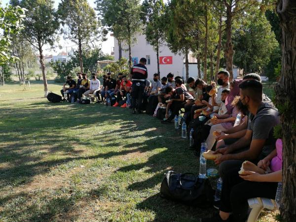 İzmir'de 278 kaçak göçmen ile 4 organizatör yakalandı