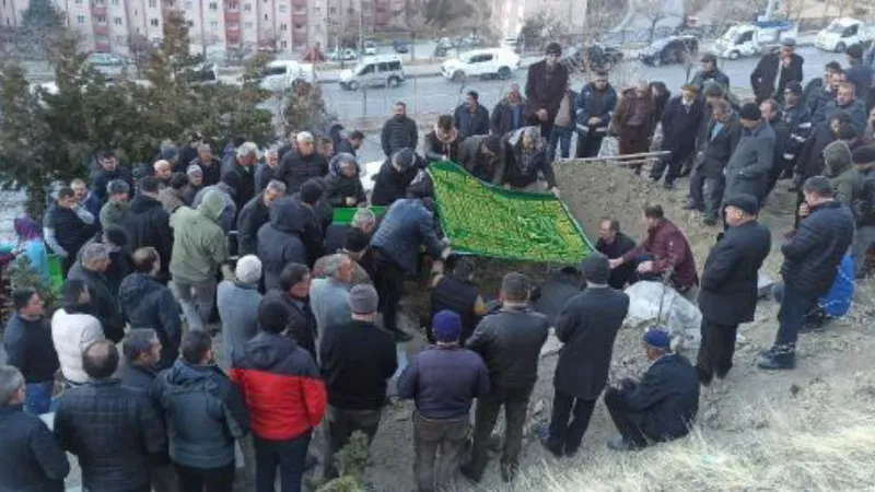 Evde boğazı kesik cesedi bulunan kadın toprağa verildi