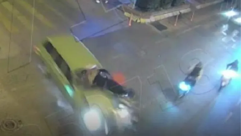 Otomobil ile motosikletin kavşakta çarpışması kamerada; 2 yaralı