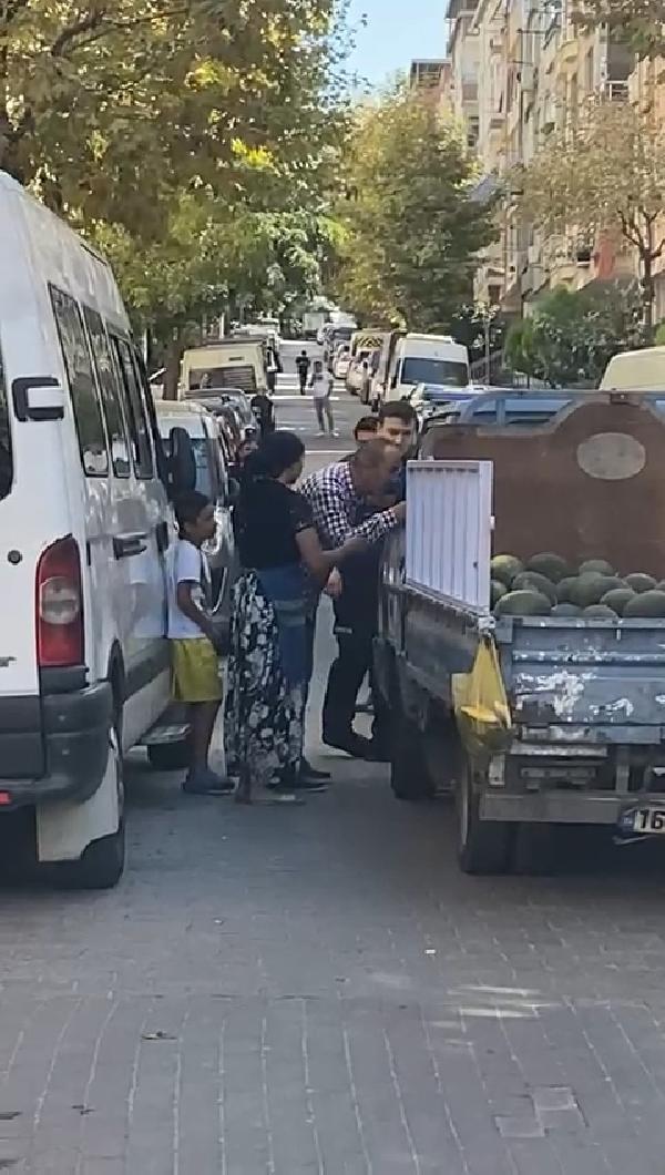 Güngören'de zabıta ekipleri seyyar satıcıya ailesinin yanında tokat attı