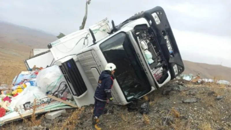 Van'da TIR'lar, kafa kafaya çarpıştı: 2 yaralı