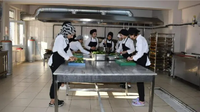 Batman'da meslek liseli kız öğrencilerin hazırladığı yemekler okullara dağıtılıyor