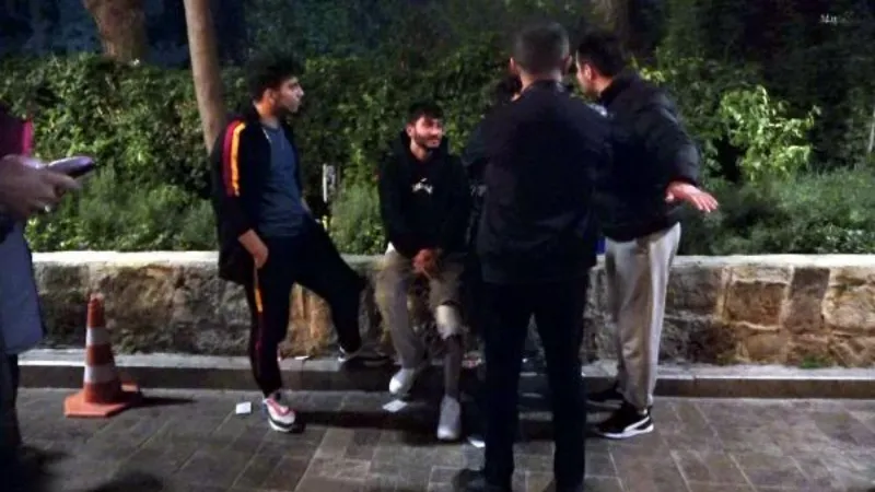 Antalya'da bıçaklı 'yan bakma' kavgası: 4 yaralı